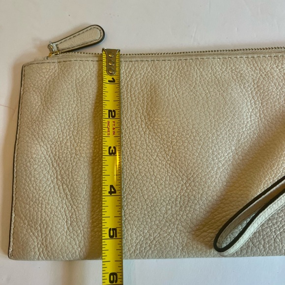 Micheal Kors pebbled leather wristlet - Picture 3 of 6
